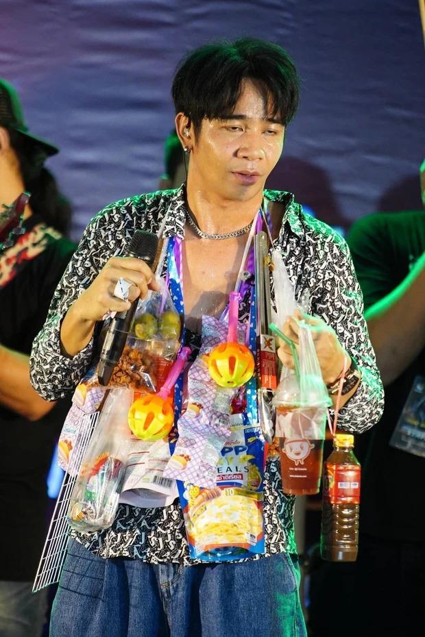 Ca sĩ được tặng cá, sầu riêng trên sân khấu-1