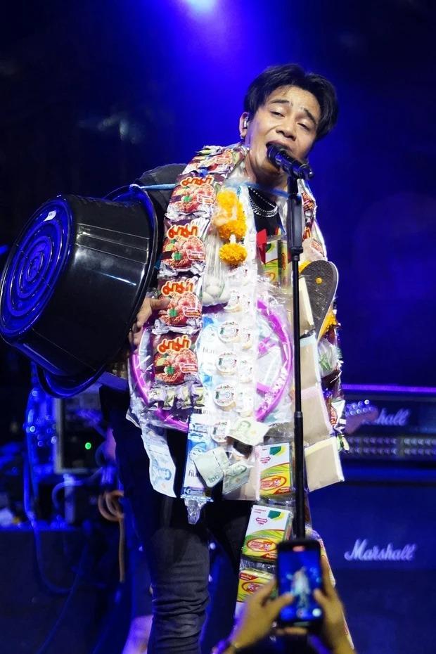 Ca sĩ được tặng cá, sầu riêng trên sân khấu-2