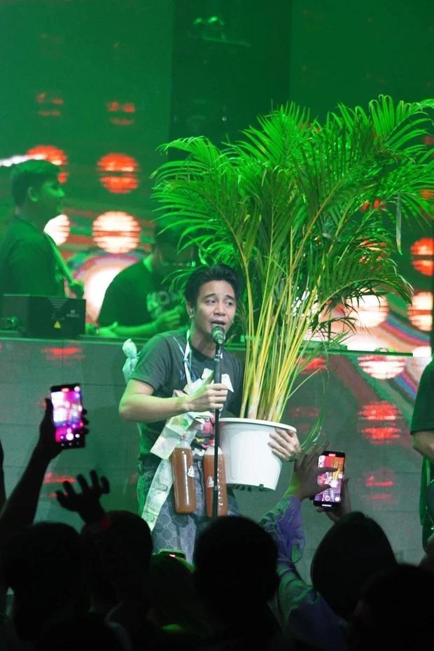 Ca sĩ được tặng cá, sầu riêng trên sân khấu-4