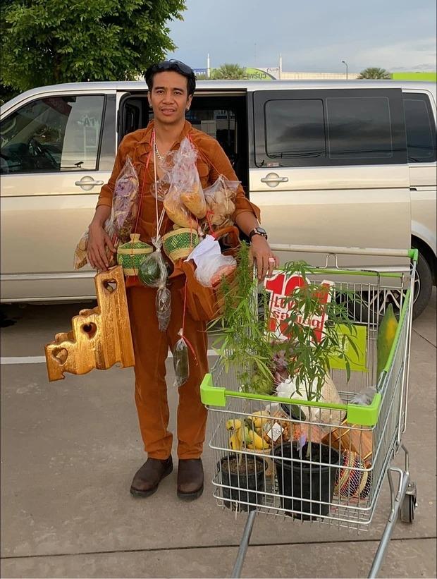 Ca sĩ được tặng cá, sầu riêng trên sân khấu-5