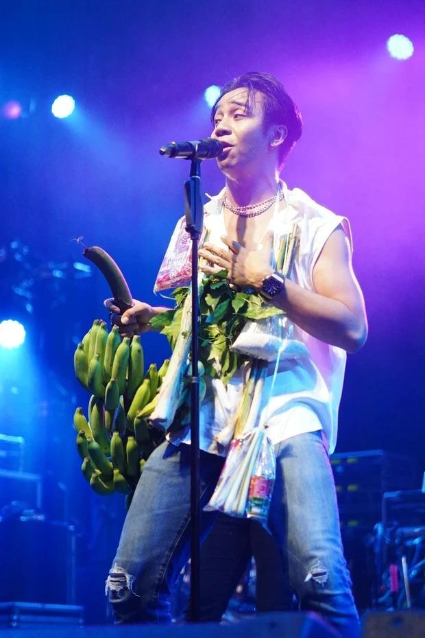 Ca sĩ được tặng cá, sầu riêng trên sân khấu-6