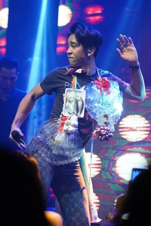 Ca sĩ được tặng cá, sầu riêng trên sân khấu-8