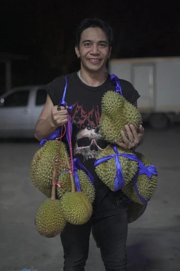 Ca sĩ được tặng cá, sầu riêng trên sân khấu-9