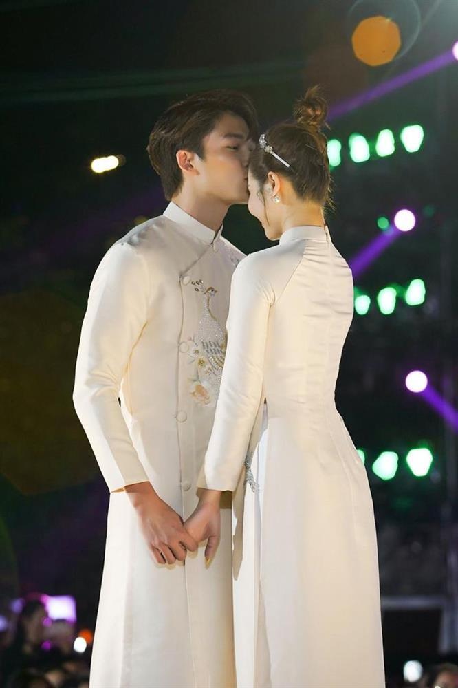 Đình Tú hôn Huyền Lizzie ngọt lịm ngay trên sân khấu-2