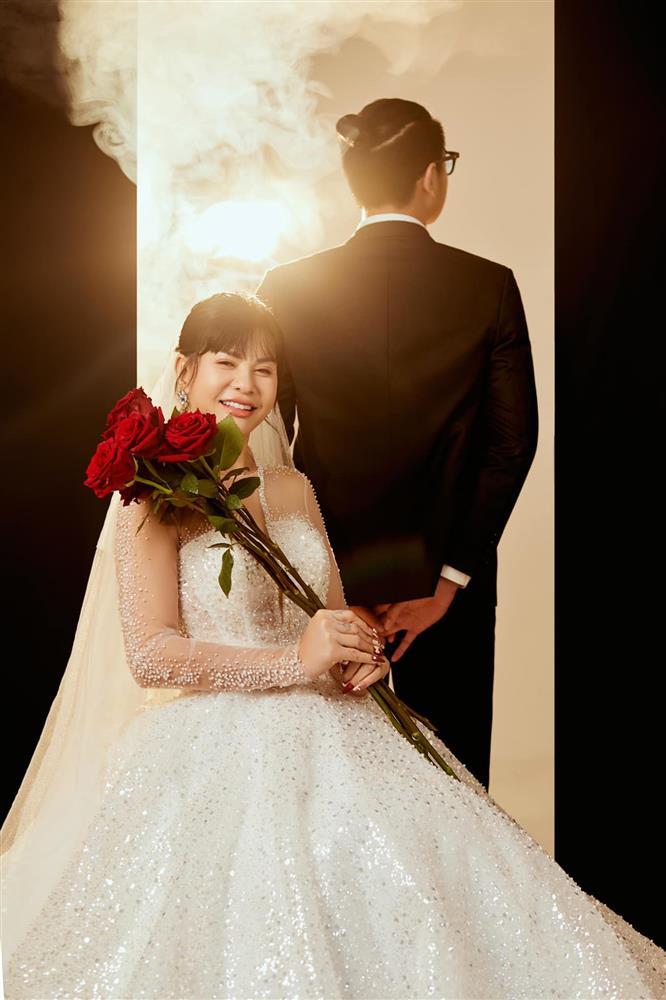 Cát Phượng mặc váy cưới, công khai luôn danh tính-3