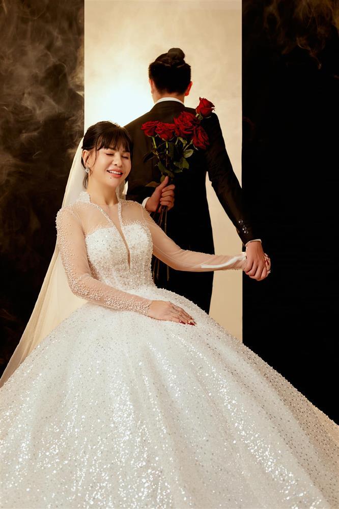 Cát Phượng mặc váy cưới, công khai luôn danh tính-6