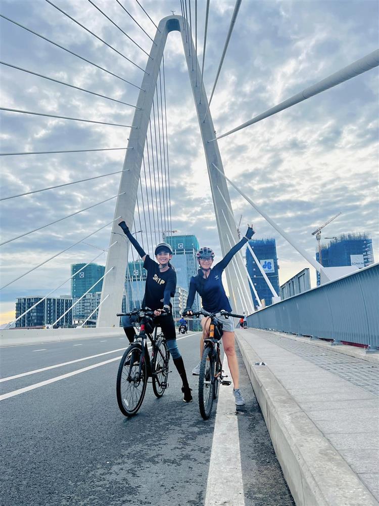 Tin showbiz Việt ngày 4/12: Hồ Ngọc Hà về với con sau chuyến lưu diễn-11