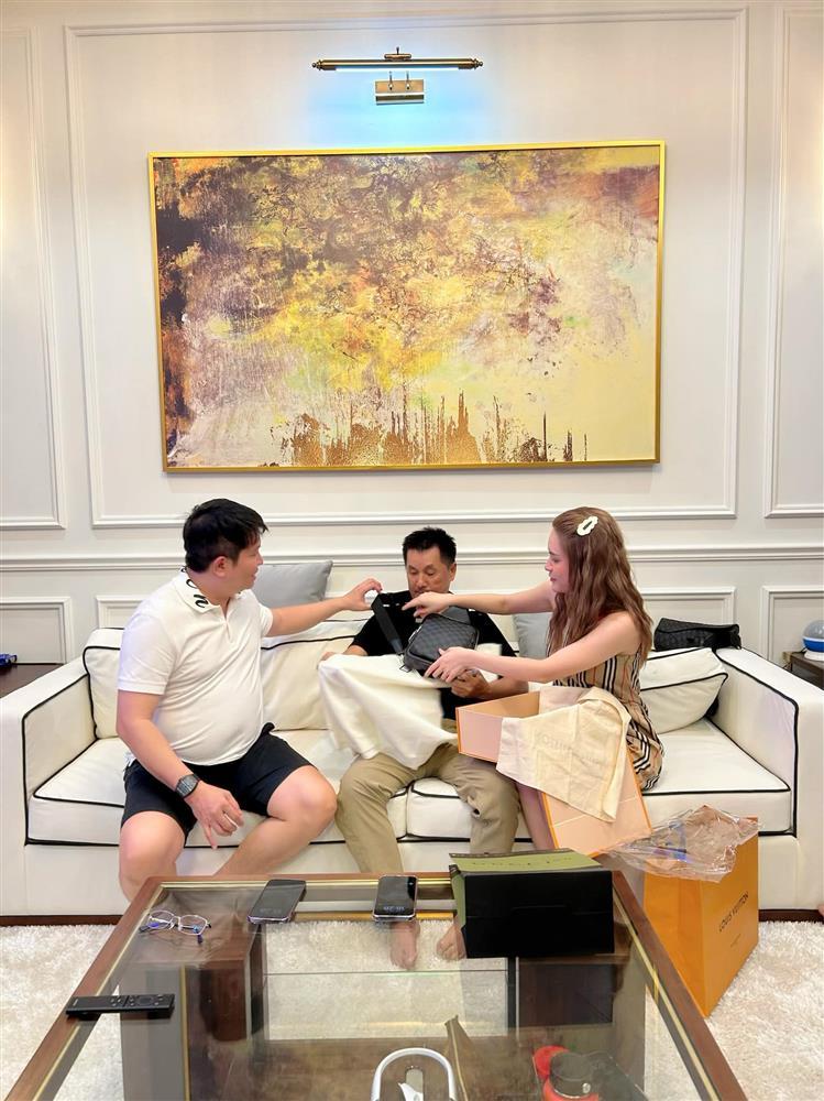 Chồng Đoàn Di Băng tặng bố vợ xế hộp đúng sinh nhật-2