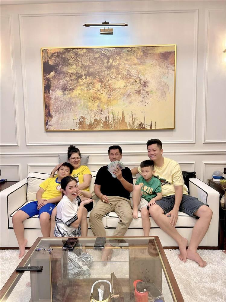 Chồng Đoàn Di Băng tặng bố vợ xế hộp đúng sinh nhật-3