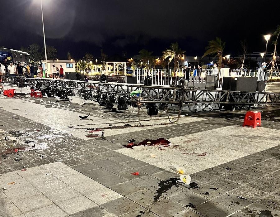 Clip: Sập giàn đèn sân khấu ở Bình Dương, 8 người bị thương-1