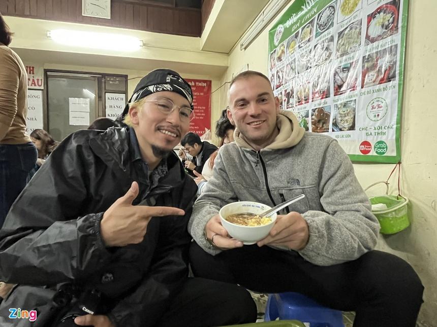 Giới trẻ Hà Nội rủ nhau ăn kem, ngô khoai nướng ngày rét mướt-2