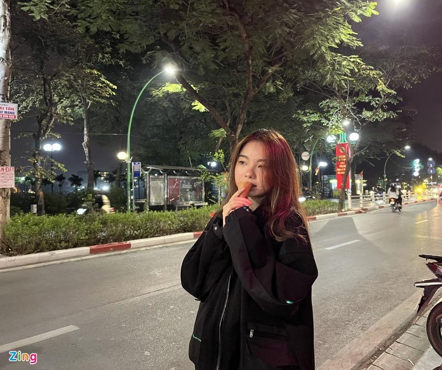 Giới trẻ Hà Nội rủ nhau ăn kem, ngô khoai nướng ngày rét mướt-3