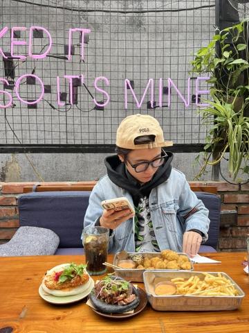 Giới trẻ Hà Nội rủ nhau ăn kem, ngô khoai nướng ngày rét mướt-4