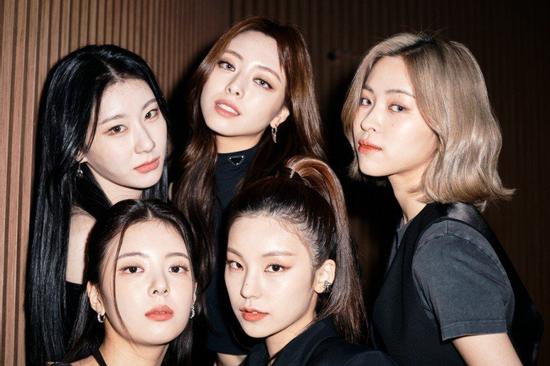 Trượt cầu tuột thành tích, Red Velvet bám top 100, ITZY 'bay màu'