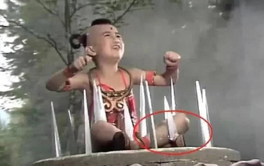 Nhặt sạn phim Hoa ngữ: Hồ ly chỉ có 8 đuôi, dép bong cả đế-2