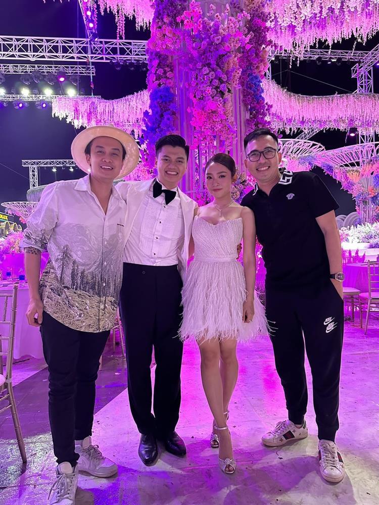 Đám cưới trăm tỷ kết thúc, người dân đổ xô ngắt hoa mang về-1