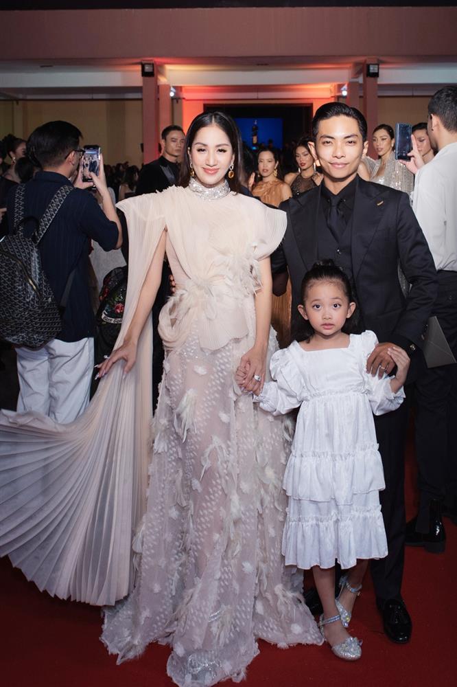 Lê Âu Ngân Anh xách túi tiền tỷ, ton-sur-ton với chồng sau đám cưới-6