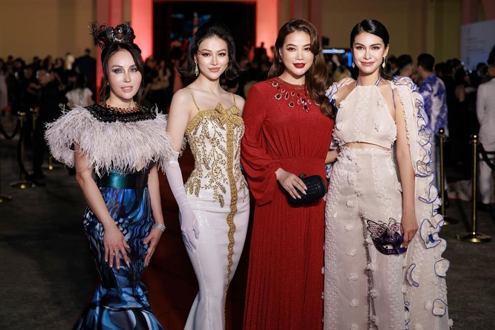 Lê Âu Ngân Anh xách túi tiền tỷ, ton-sur-ton với chồng sau đám cưới-8