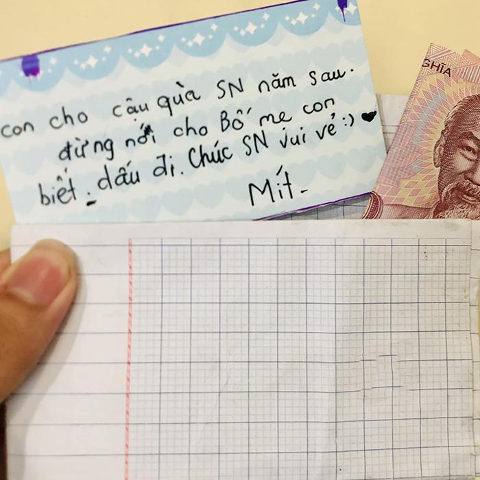 Chàng trai rớt nước mắt khi được tặng quà sinh nhật trước... 1 năm-2