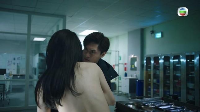 Nữ diễn viên khó chịu với cảnh quay người kiệm vải nằm trên bàn mổ-4