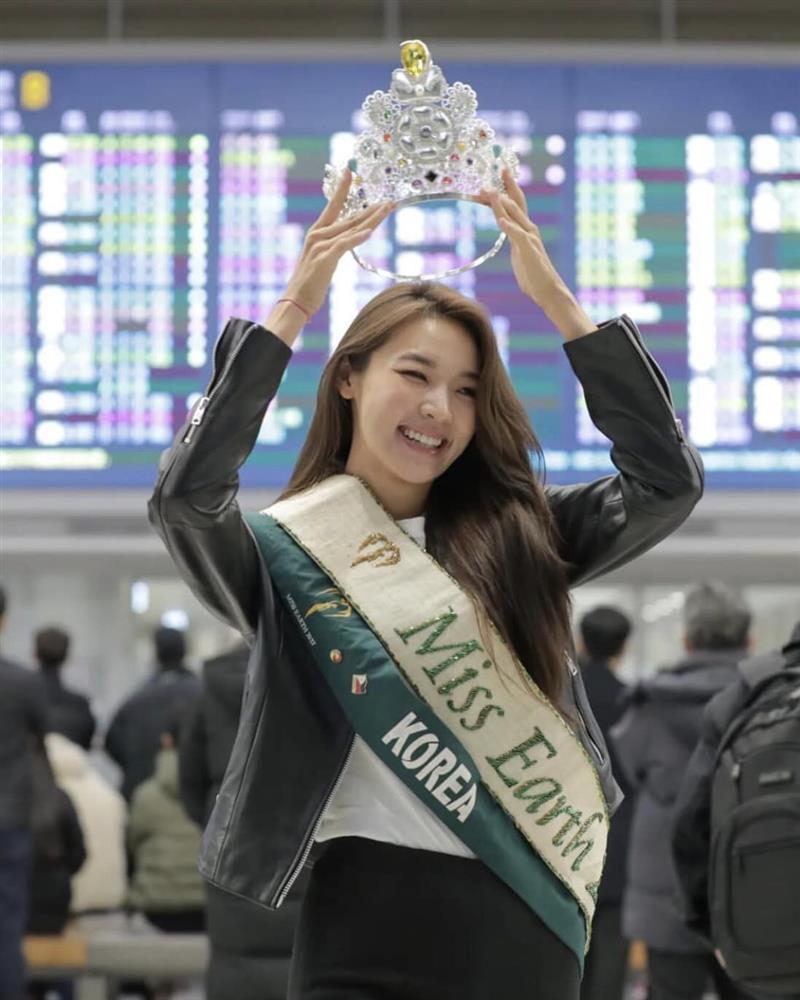 Miss Earth 2022 về nước: Hiếm người đón, vương miện như đồ chơi-6