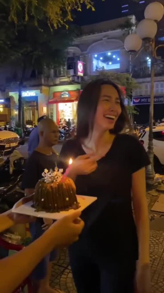 Thùy Tiên xuề xòa khi bị đánh úp kỷ niệm 1 năm đăng quang Miss Grand-1