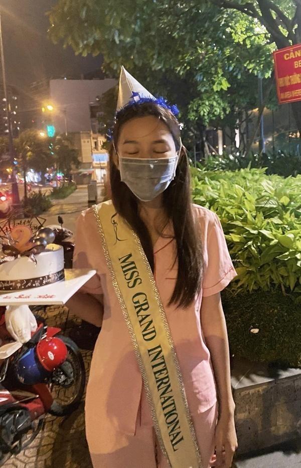 Thùy Tiên xuề xòa khi bị đánh úp kỷ niệm 1 năm đăng quang Miss Grand-4