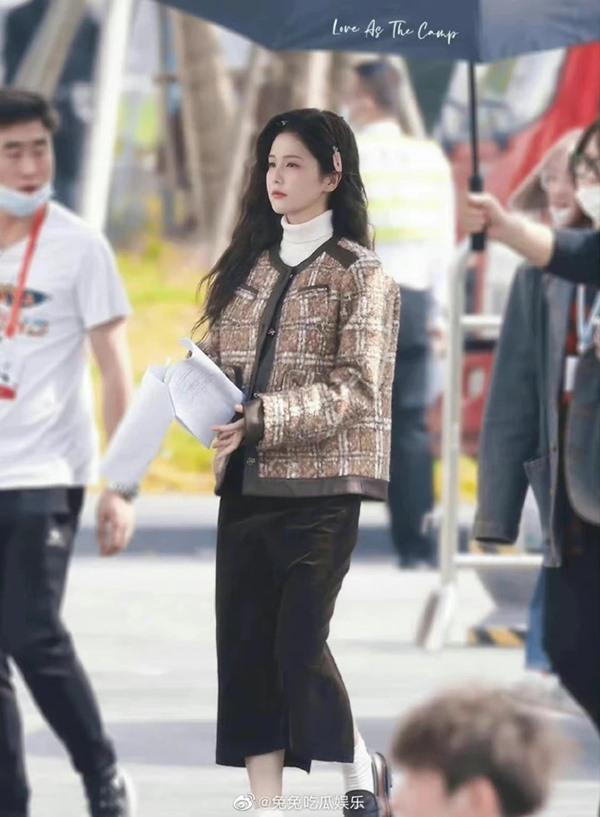 Cùng 1 chiêu trò: Triệu Lộ Tư được khen, Bạch Lộc bị chê không ngóc đầu nổi-2