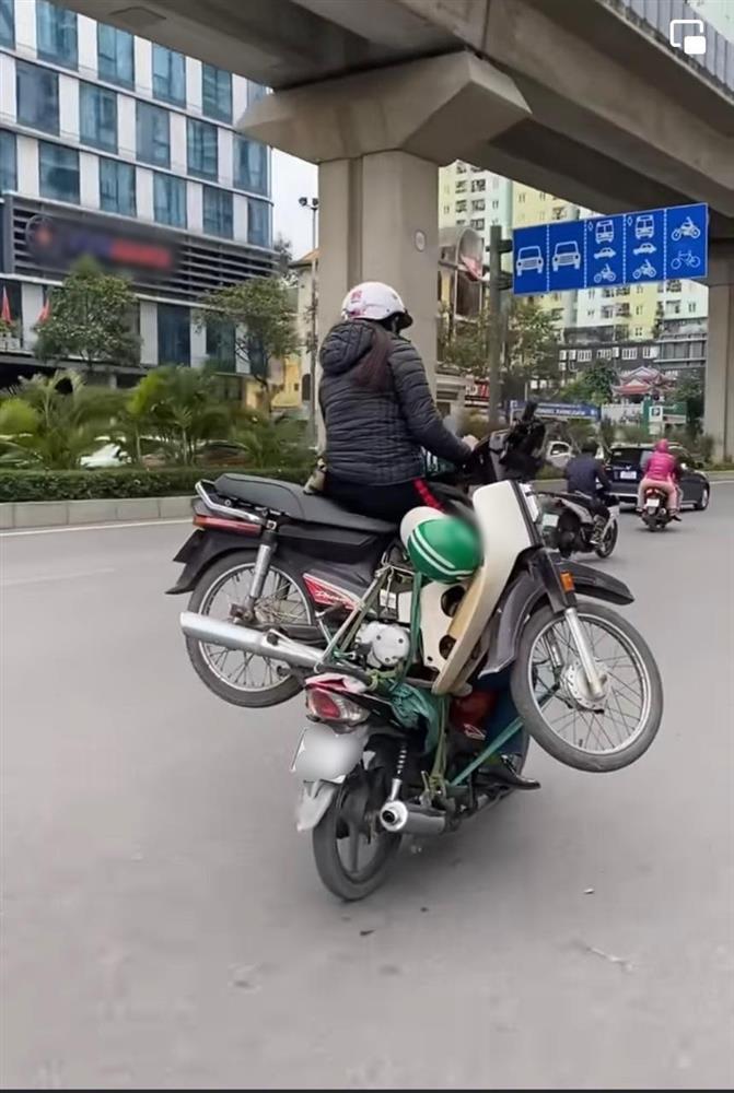 Tài xế xe ôm công nghệ làm xiếc trên phố đông người-1