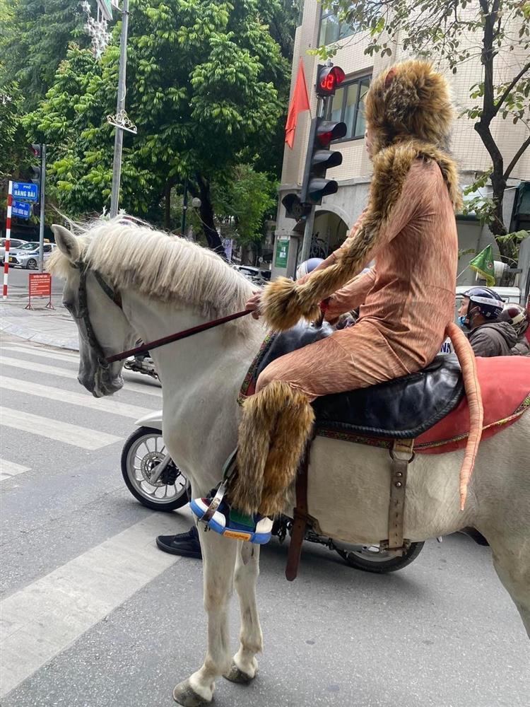 Tôn Ngộ Không bản Việt cưỡi Bạch Mã đi trên phố Hà Nội-2