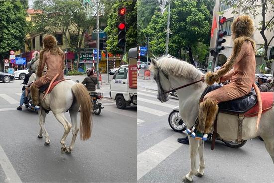 'Tôn Ngộ Không' bản Việt cưỡi Bạch Mã đi trên phố Hà Nội