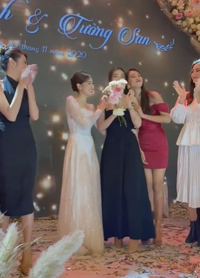 Tiểu Vy ghi điểm tinh tế tại đám cưới Á hậu Thùy Dung-15