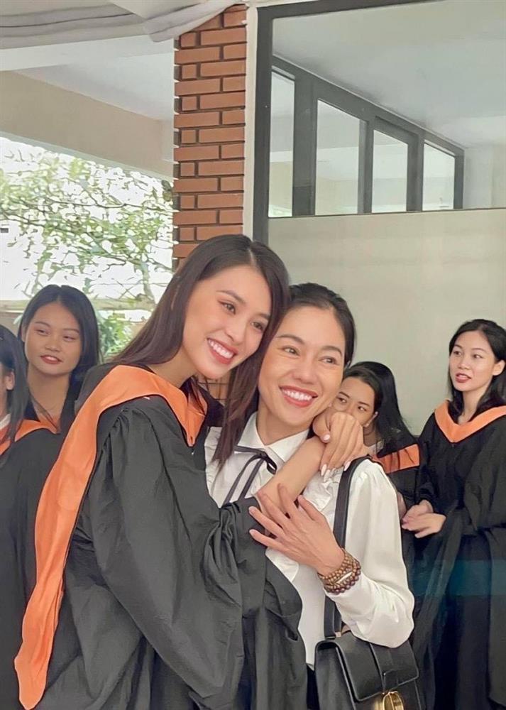 Tiểu Vy ghi điểm tinh tế tại đám cưới Á hậu Thùy Dung-5