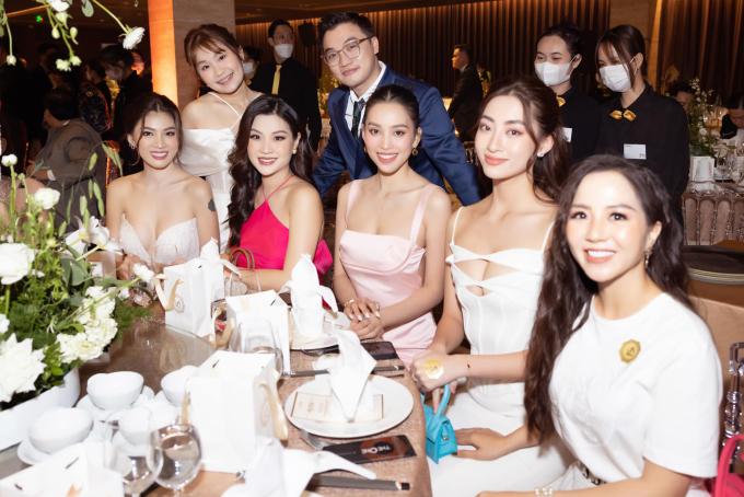 Tiểu Vy ghi điểm tinh tế tại đám cưới Á hậu Thùy Dung-12