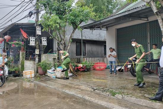 Đi ăn sáng cùng bố, thanh niên lên cơn ngáo đá chém tử vong cụ ông