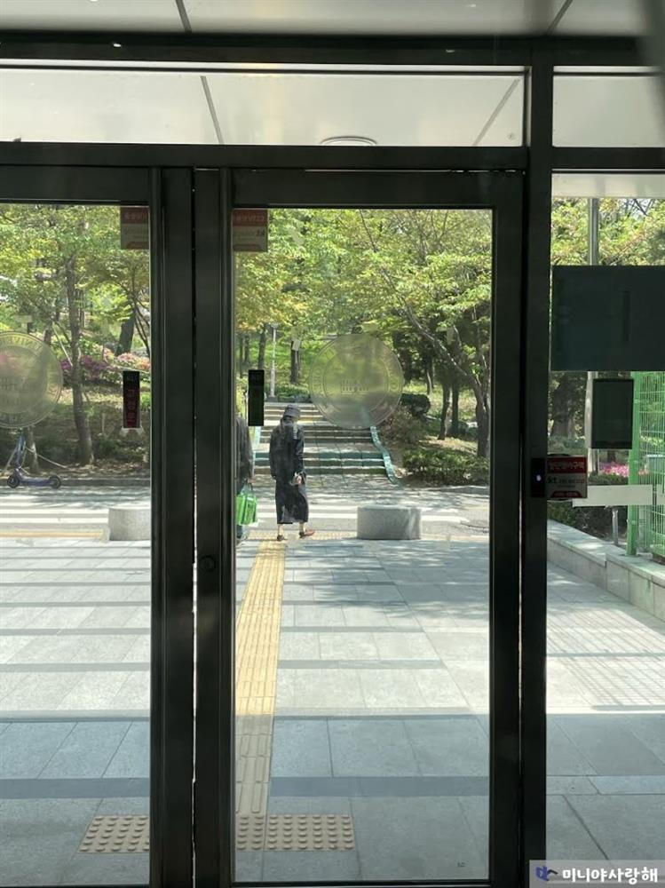 Ảnh hậu tai tiếng Kim Min Hee hạnh phúc bên người tình U70-1