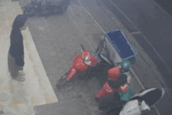 Clip: Tài xế vừa lái xe vừa hôn bạn gái-2