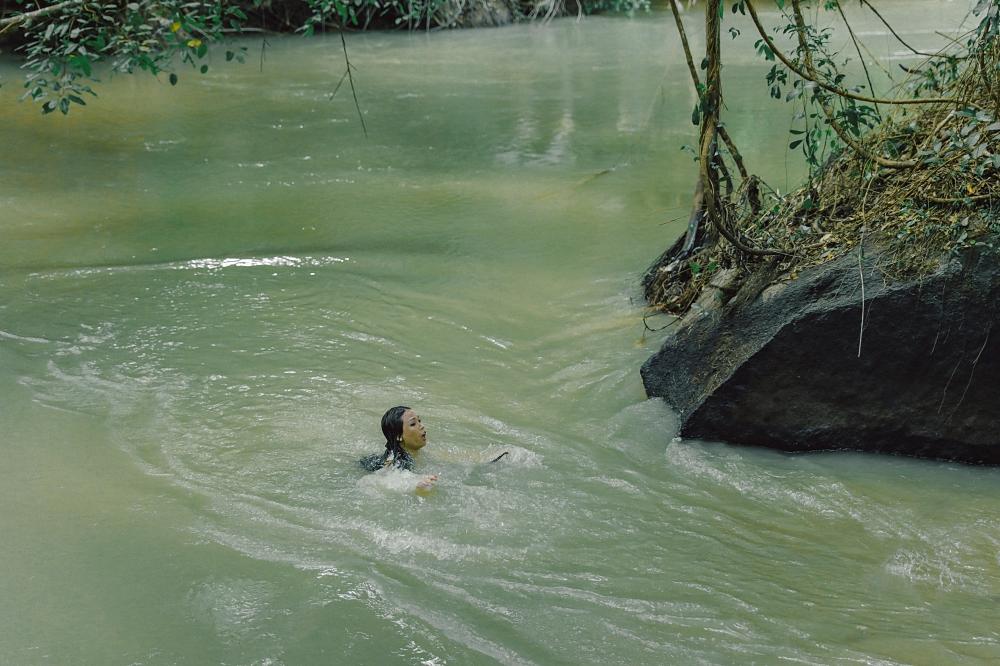 Thót tim cảnh Sam rơi xuống thác nước, mặt bị sưng phù-3