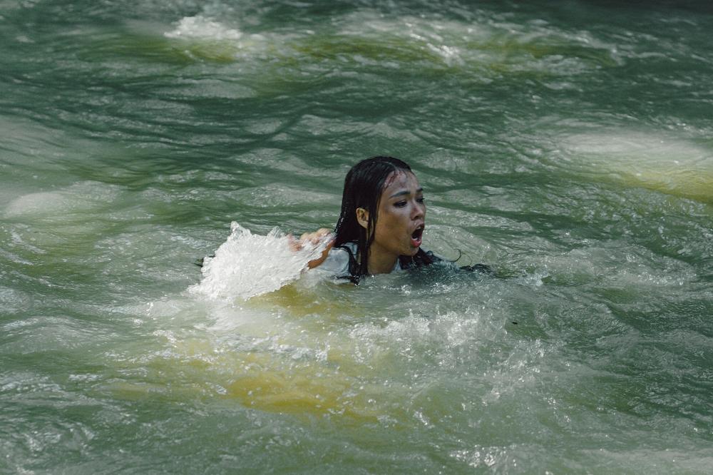 Thót tim cảnh Sam rơi xuống thác nước, mặt bị sưng phù-4