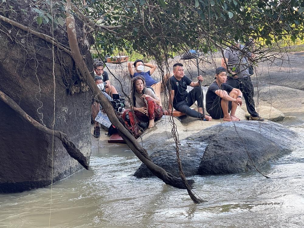 Thót tim cảnh Sam rơi xuống thác nước, mặt bị sưng phù-8