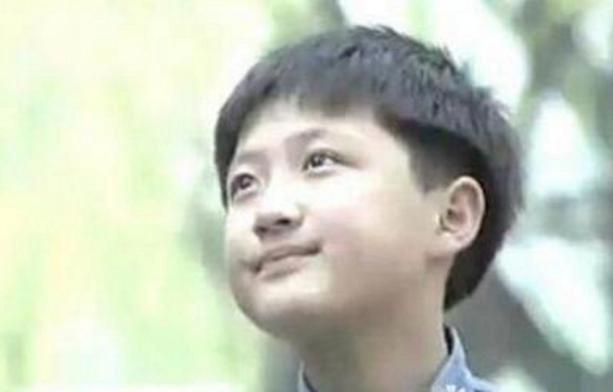 Xuất thân giàu có, sao nhí sau thành người vô gia cư, phải bới rác ăn-1