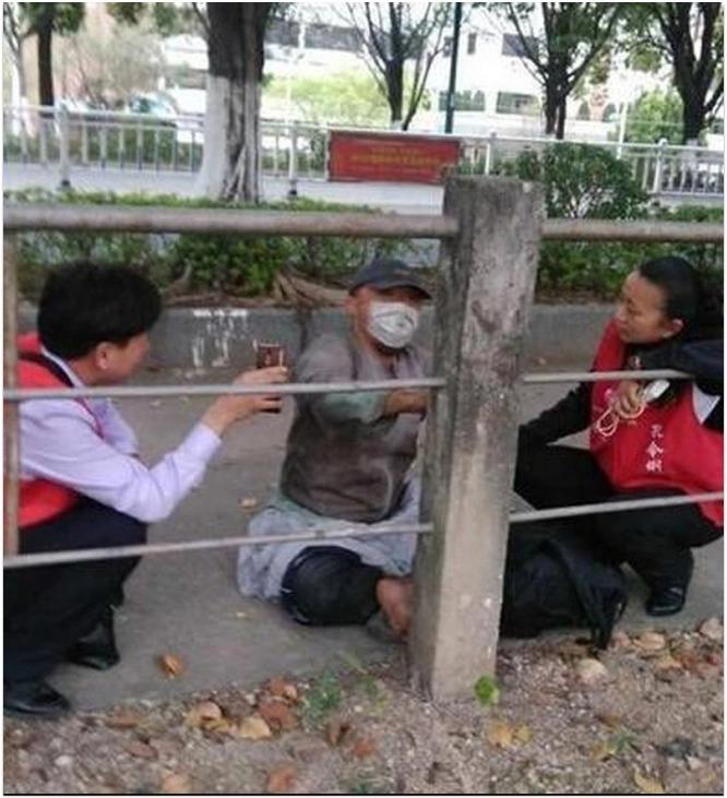 Xuất thân giàu có, sao nhí sau thành người vô gia cư, phải bới rác ăn-3