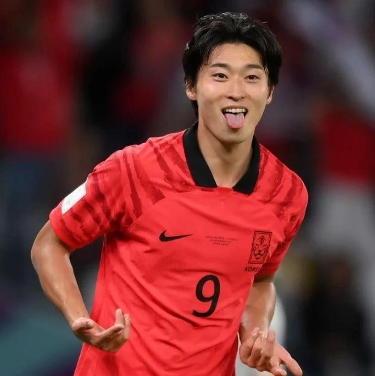 Clip khóa môi 3 triệu view của 2 cầu thủ Hàn Quốc tại World Cup-2