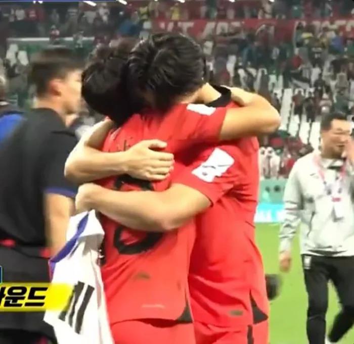 Clip khóa môi 3 triệu view của 2 cầu thủ Hàn Quốc tại World Cup-5
