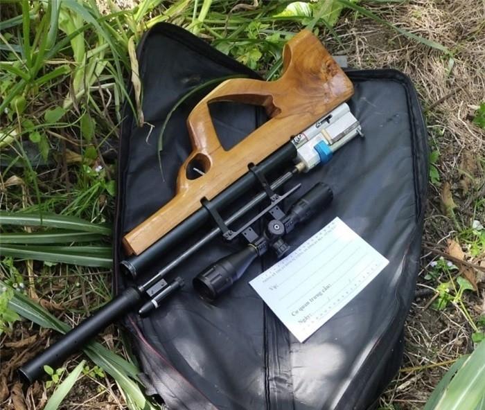 Người đàn ông bị kẻ lạ xông vào nhà, nổ súng bắn trúng cổ-1