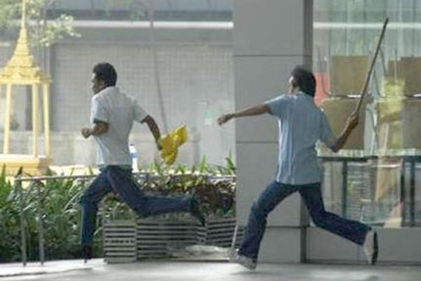 Clip: Cô gái bị chủ cửa hàng ở chợ Nhà Xanh chửi bởi, hành hung dã man-2