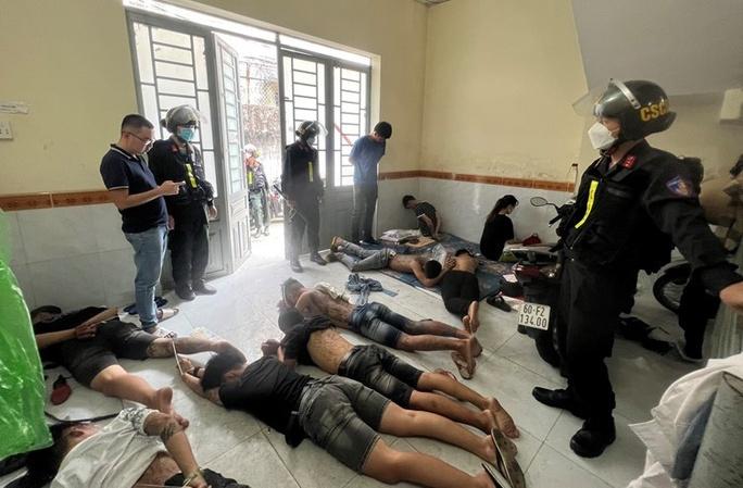 Hàng chục cô gái bị nhóm cho vay ép bán dâm, múa khoả thân-3