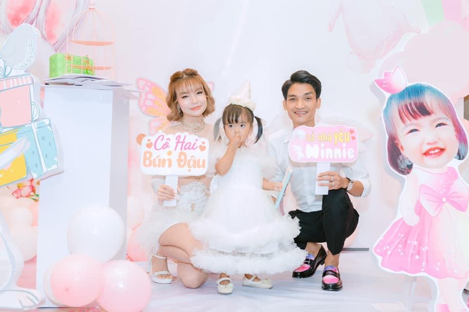 Con gái Mạc Văn Khoa chăm mặc đầm công chúa nhưng hiếm khi cười-2
