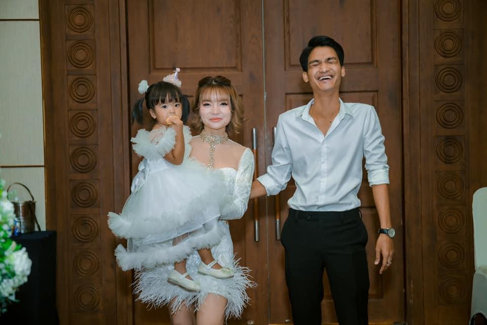 Con gái Mạc Văn Khoa chăm mặc đầm công chúa nhưng hiếm khi cười-3