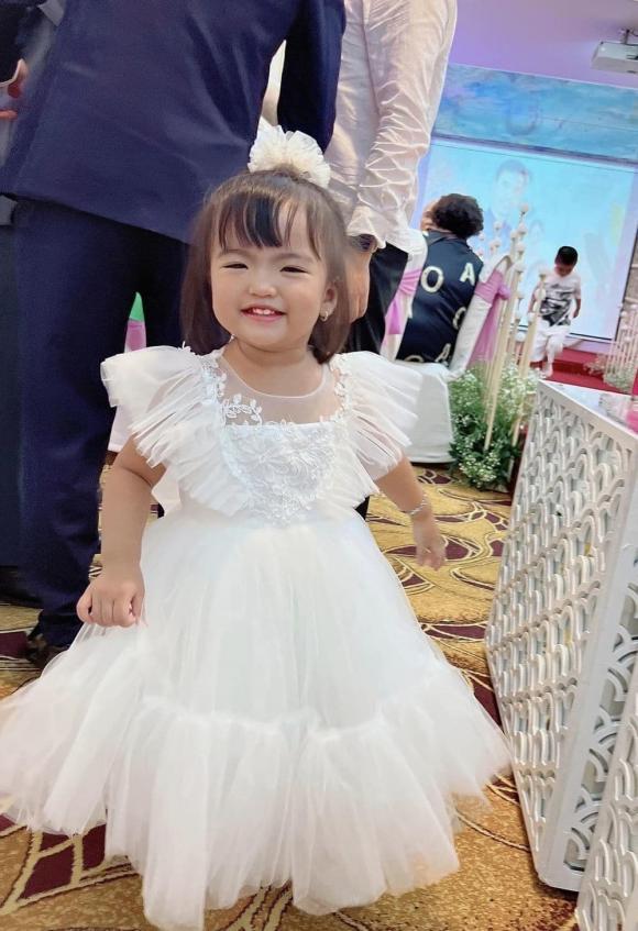 Con gái Mạc Văn Khoa chăm mặc đầm công chúa nhưng hiếm khi cười-12